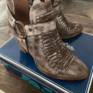 Pewter leather booties with vintage look